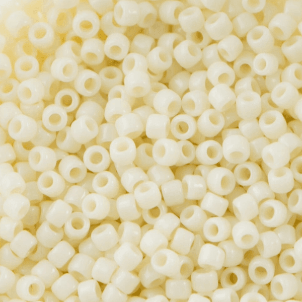 TOHO perler - Opaque Light Beige-8/0 mm